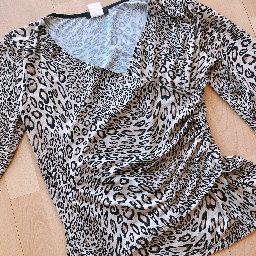 π ISCA Leopard Print Surplice Ruched Top π - Picture 5 of 13